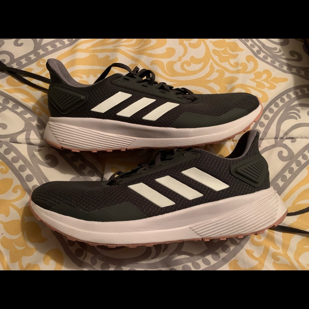 Women’s ADIDAS Cloudfoam Size 9